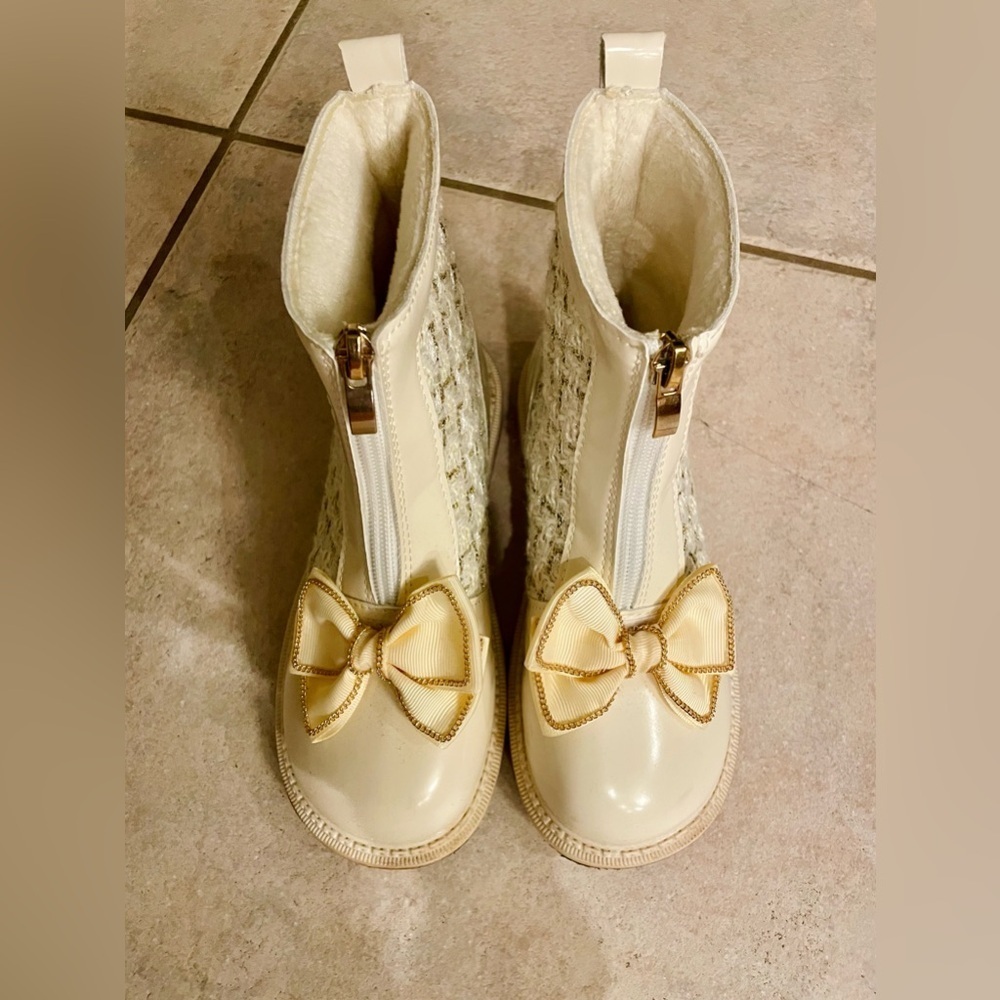 Little girls ankle boots creamy whitete color with bow and zipper size 34 or 2us